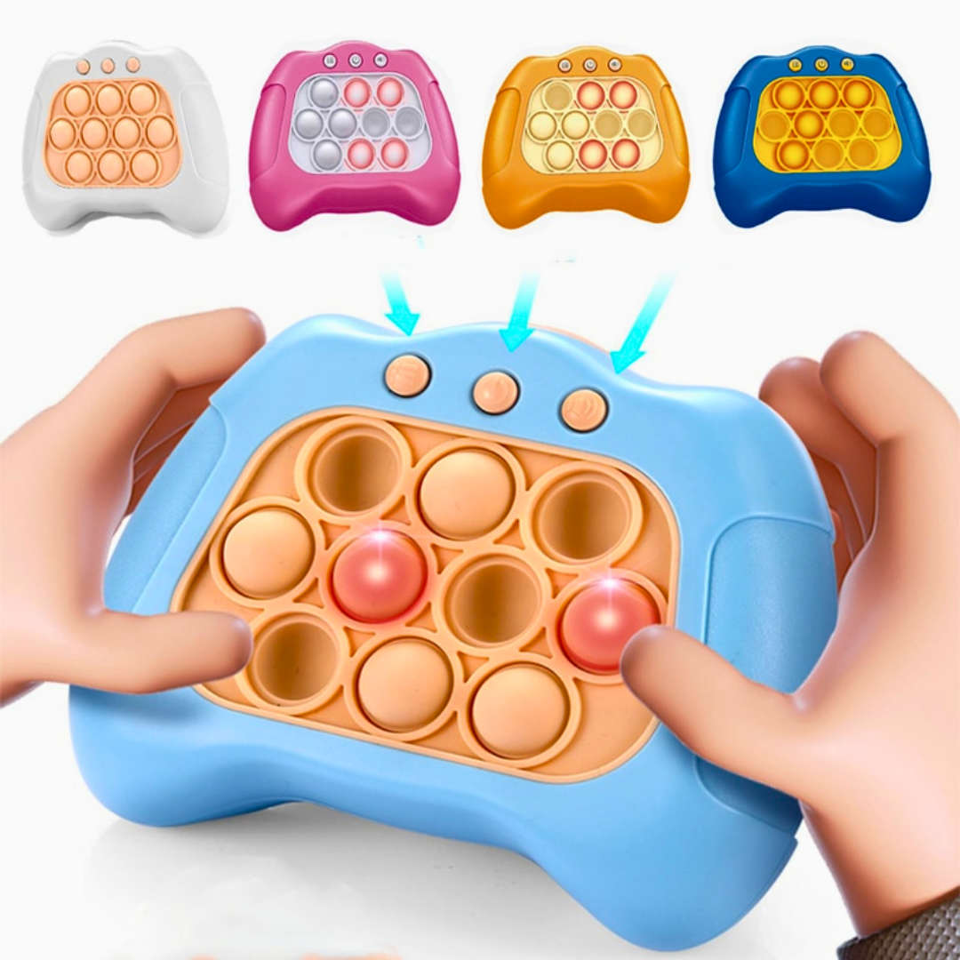 Criança está jogando um jogo popular com botões um brinquedo